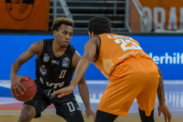 她仍需经过 她仍需经过